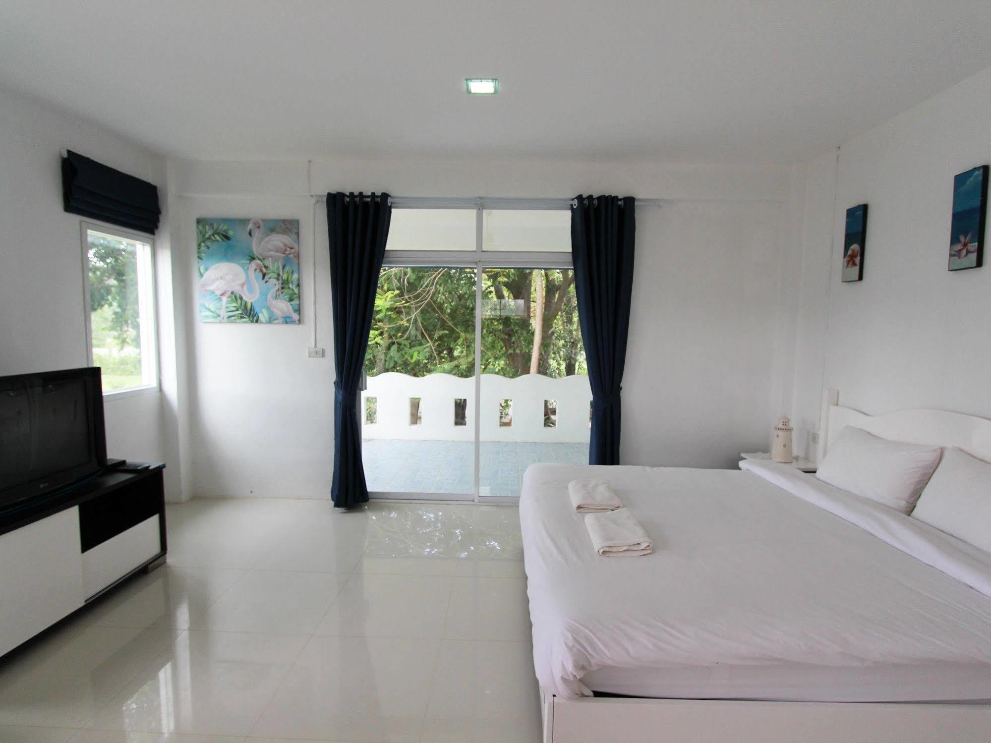 Issara Beach Resort Сичон Экстерьер фото