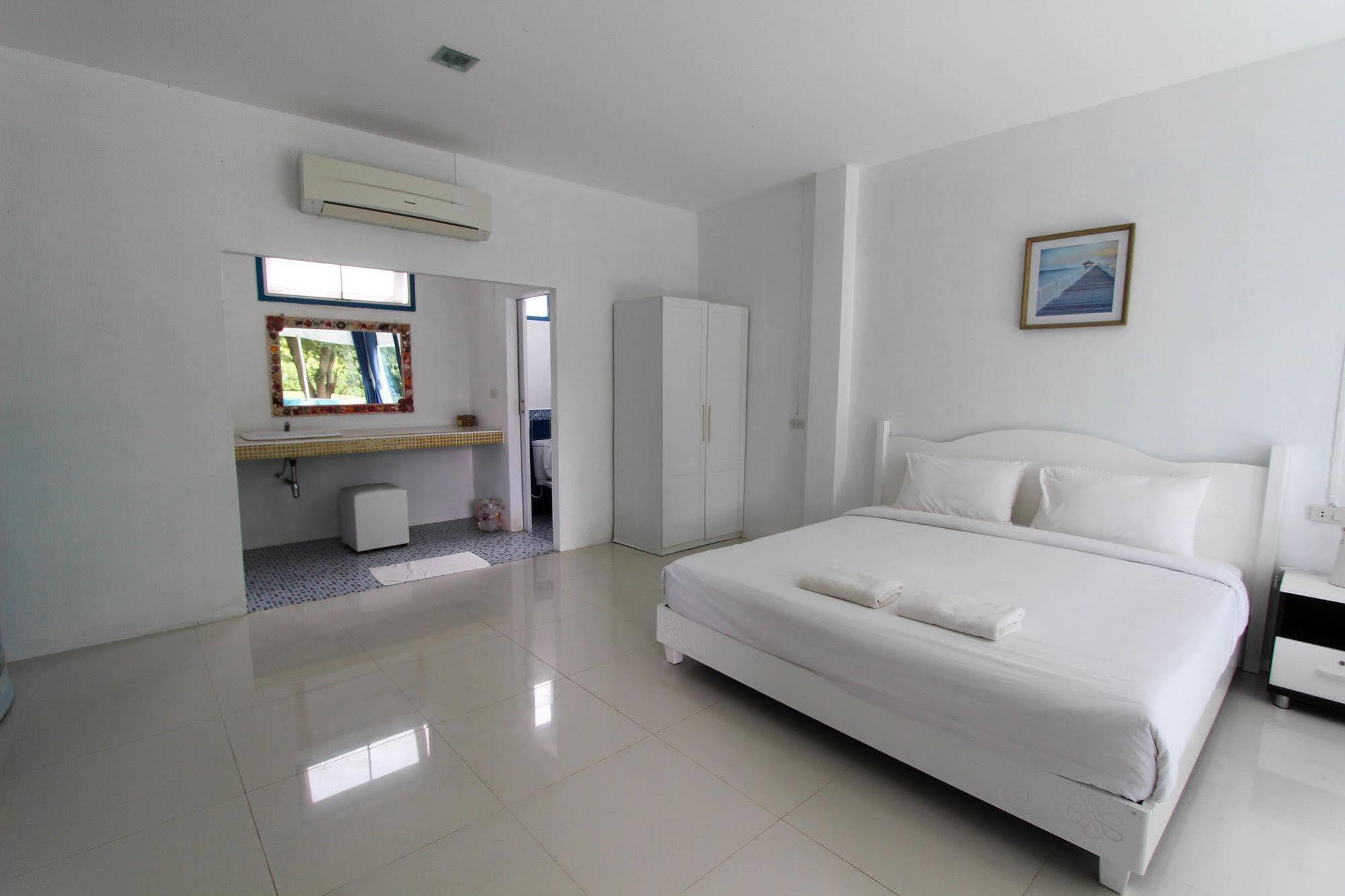 Issara Beach Resort Сичон Экстерьер фото